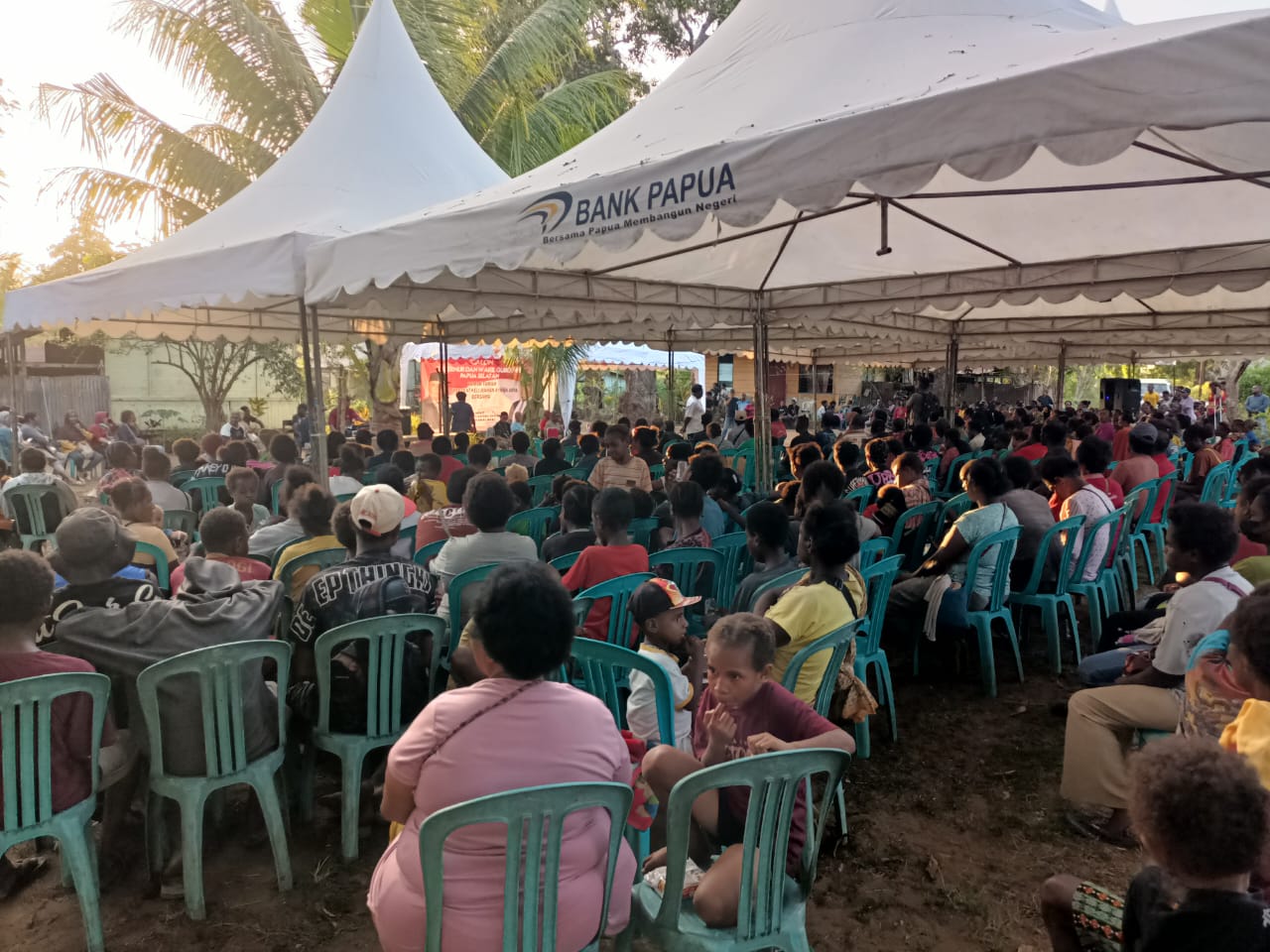 Tampak dari belakang, ratusan masyarakat yang memadati tenda untuk berdoalog bersama Romanus-Albert- Surya Papua/Frans Kobun