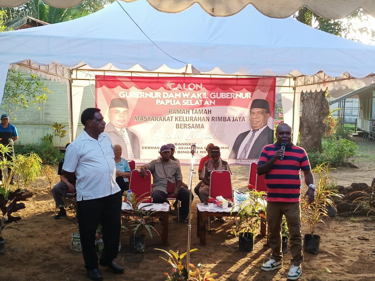 Bacagub-Bacawagub, Romanus Mbaraka-Apbert Muyak sata dialog bersama ratusan masyarakat di Lepro, Kelurahan Rimba Jaya- Surya Papua/Frans Kobun