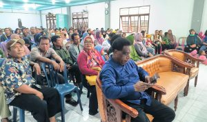 Ratusan masyarakat yang memadati tempat di Jalan Nusa Barong, Kelurahan Seringgu Jaya – Surya Papua/IST