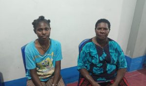 Antonia Mugoy (kiri), Mahasiswi Akbid Yaleka Maro- Surya Papua/Frans Kobun