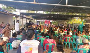 Seratusan masyarakat di titik kampanye kedua di Gudang Arang sedang dengar arahan Calon Gubernur Papua Selatan, Romanus Mbaraka – Surya Papua/Frans Kobun