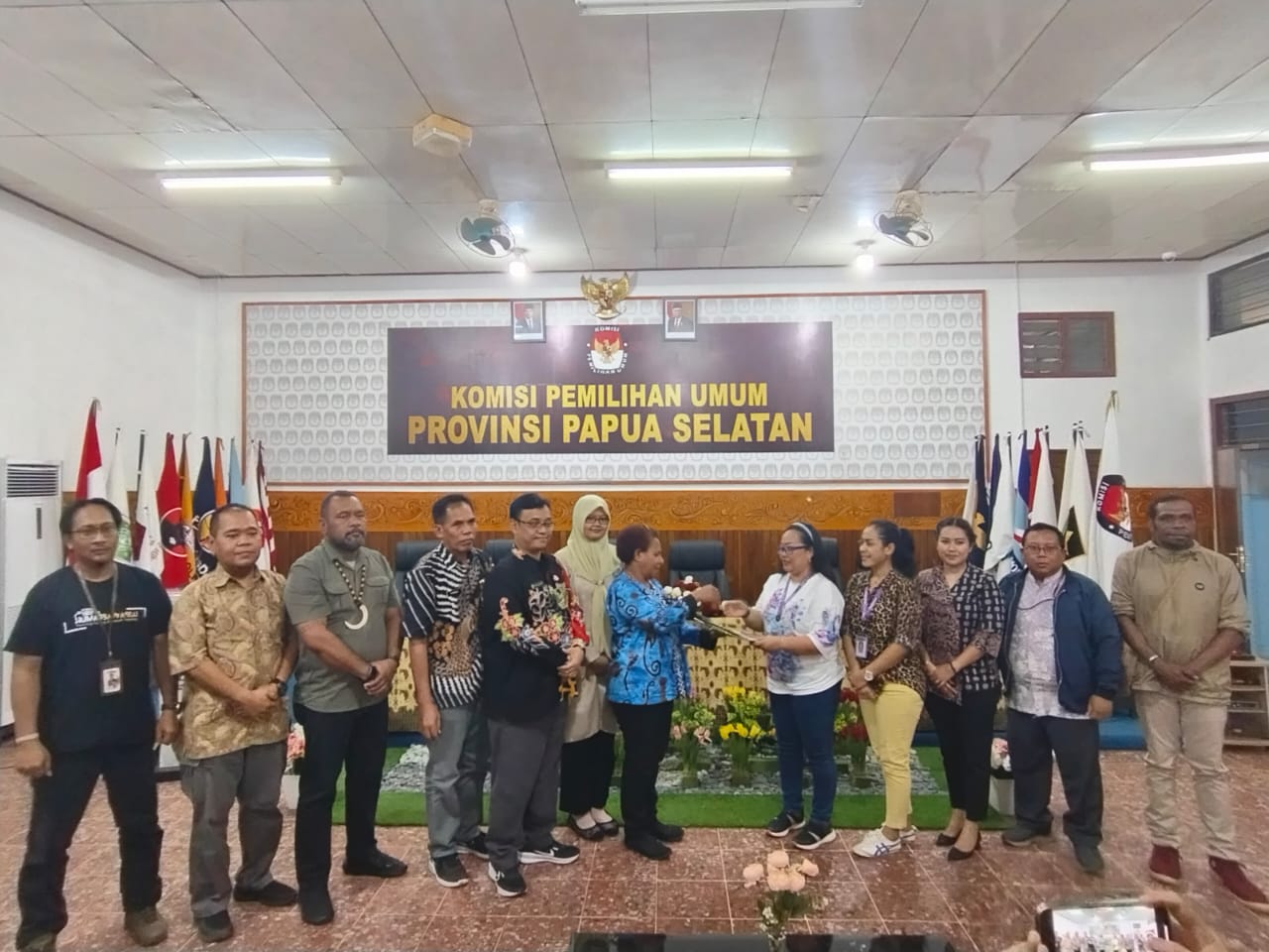 Penyerahan hasil pemeriksana kesehatan bakal calon oleh RSUD Merauke ke KPU Papua Selatan – Surya Papua/Frans Kobun