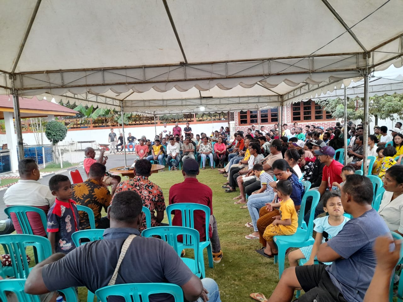 Ratusan sopir bersama keluarganya saat berada di kediaman Bakal Calon Gubernur Papua Selatan, Romanus Mbaraka- Surya Papua/Frans Kobun