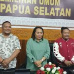 Ketua KPU Provinsi Papua Selatan, Theresia Mahuze didampingi dua komisioner lain Daniel Ndiwaen serta Jufri Toatubun usai memberikan keterangan pers – Surya Papua/Frans Kobun
