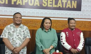 Ketua KPU Provinsi Papua Selatan, Theresia Mahuze didampingi dua komisioner lain Daniel Ndiwaen serta Jufri Toatubun usai memberikan keterangan pers – Surya Papua/Frans Kobun
