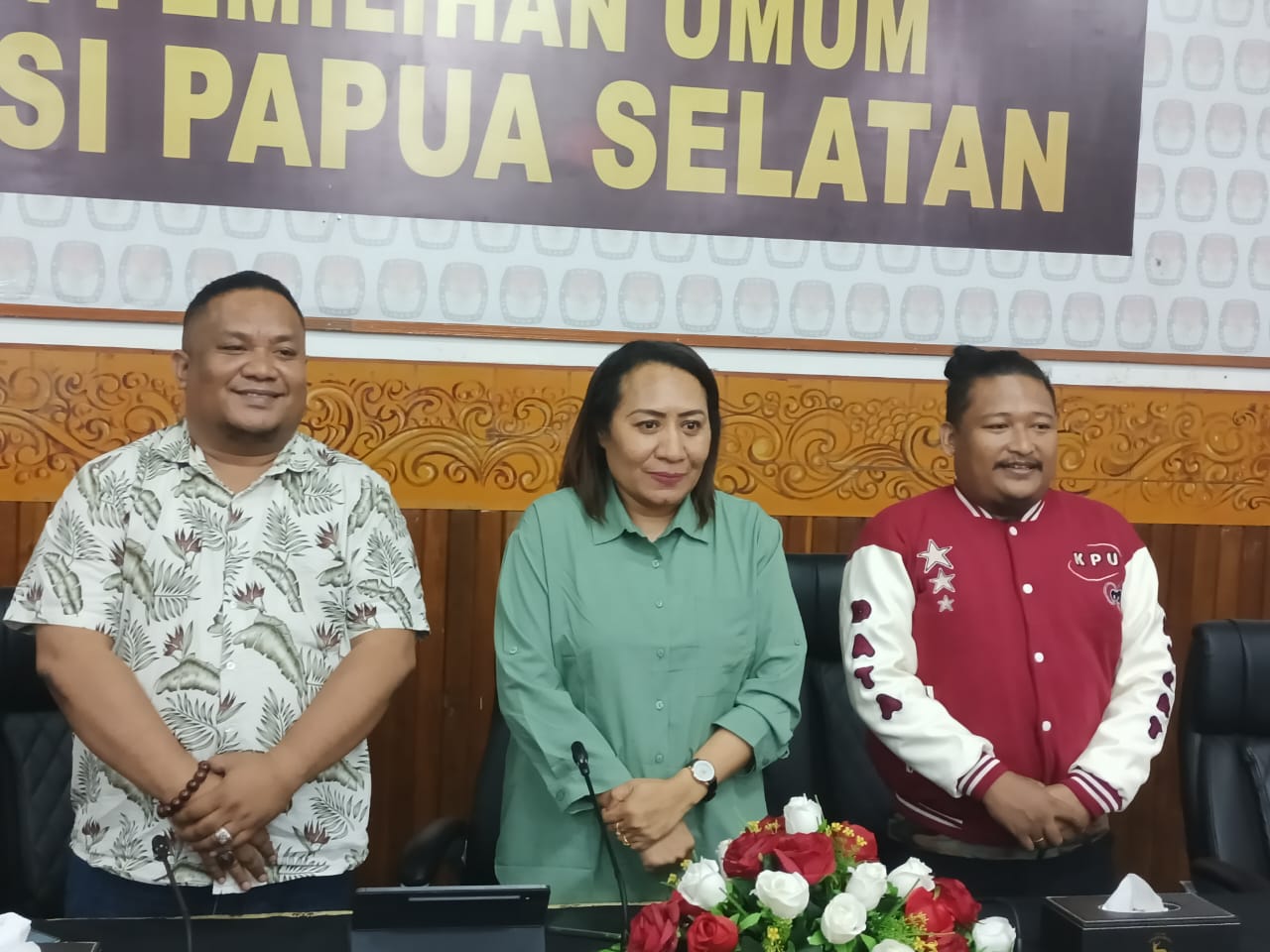 Ketua KPU Provinsi Papua Selatan, Theresia Mahuze didampingi dua komisioner lain Daniel Ndiwaen serta Jufri Toatubun usai memberikan keterangan pers – Surya Papua/Frans Kobun