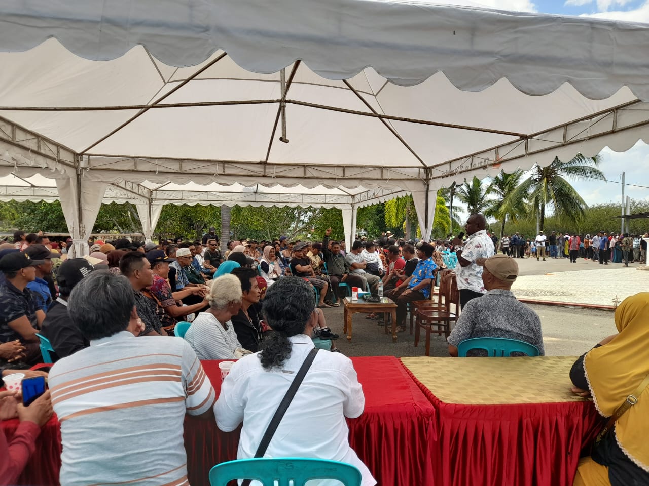 Ribuan masyarakat yang mengikuti pertemuan bersama Bakal Calon Gubernur-Wakil Gubernur Papua Selatan, Romanus Mbaraka-Albert Muyak – Surya Papua/Frans Kobun