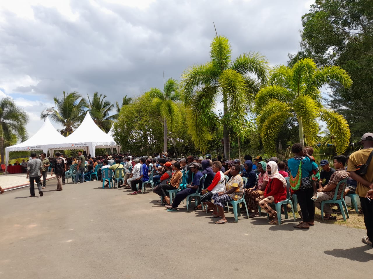 Masyarakat yang menempati kursi-kursi di salah satu titik di kebun Romanus Mbaraka – Surya Papua/Frans Kobun