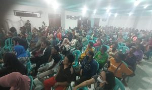 Ratusan masyarakat yang memadati salah satu ruangan untuk pertemuan bersama Ronmanus Mbaraka-Albertus Muyak, Bakal Calon Gubernur-Wakil Gubernur Paopua Selatan – Surya Papua/Frans Kobun