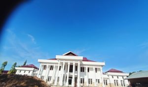 Wajah Kantor DPRD Kabupaten Merauke yang sedang dalam proses perampungan- Surya Papua/Frans Kobun