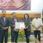 keaslian Penyerahan dokumen empat Bakal Calon Gubernur-Wakil Gubernur Papua Selatan oleh Majelis Rakyat Papua Selatan kepada KPU Papua Selatan – Surya Papua/IST
