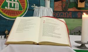 Kitab Suci yang diletakan di altar saat perayaan misa di Gereja Santa Theresia Buti – Surya Papua/Frans Kobun