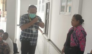 Bakal caklon Bupati Merauke, Guntur Ohoiwutun sedang dialog dengan Ketua KPU Merauke, Rosina Kebubun di RSUD – Surya Papua/Frans Kobun