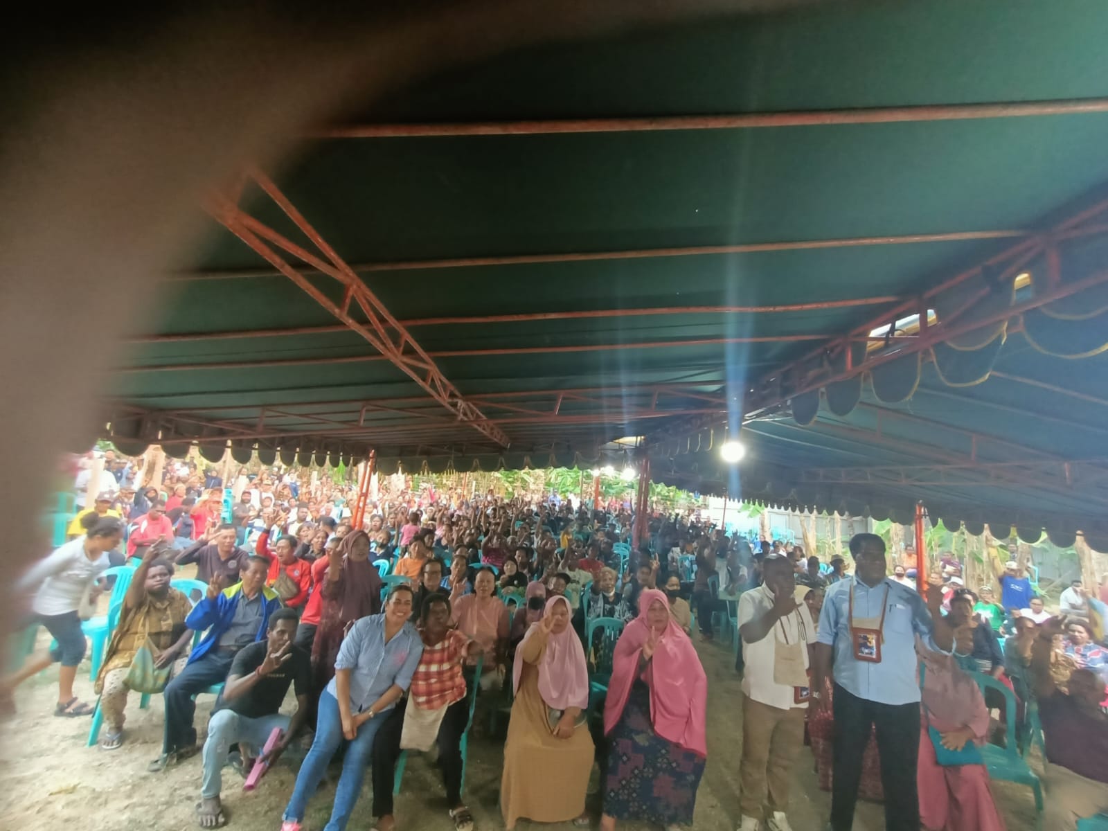 Calon Gubernur-Wakil Gubernur Papua Selatan, Romanus Mbaraka-Albert Muyak foto bersama ratusan masyarakat – Surya Papua/Frans Kobun