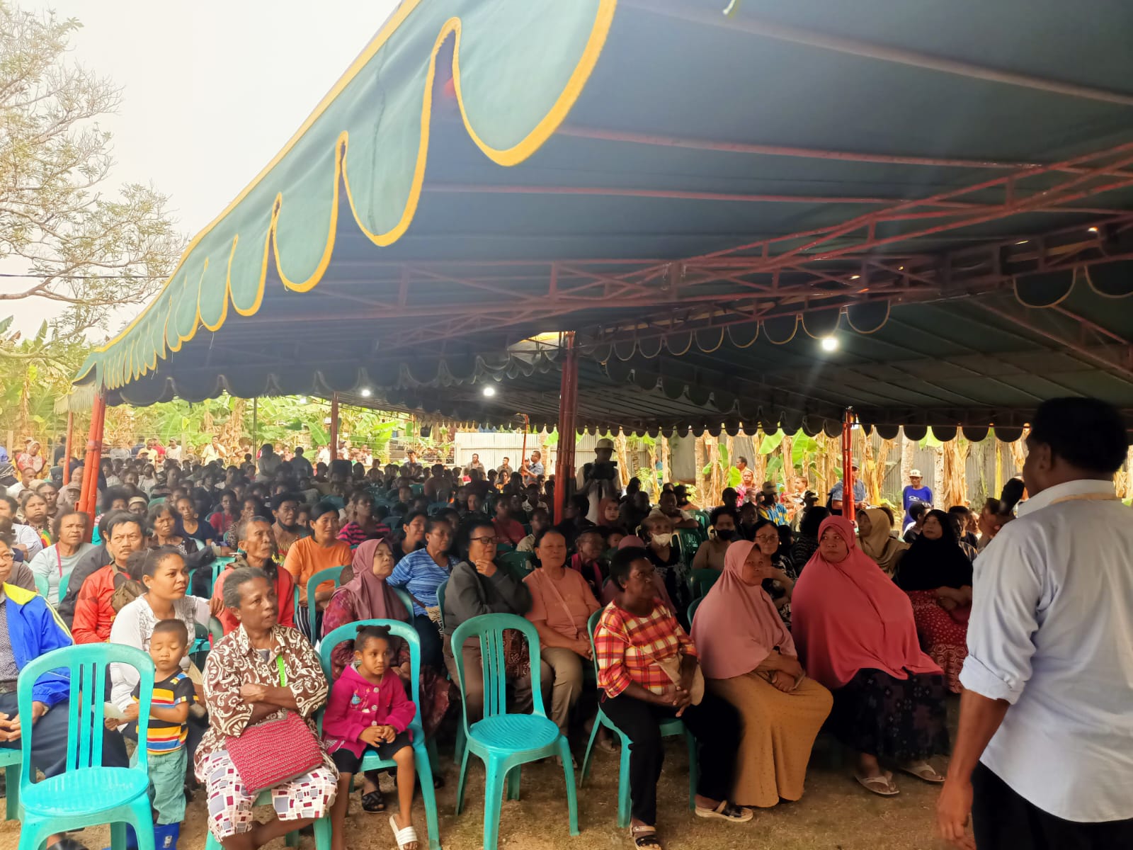 Calon Wakil Gubernur Papua Selatan, Albertus Muyak sedang bicara dihadapan ratusan warga – Surya Papua/Frans Kobun