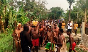 Penjemputan Romanus-Muyak oleh masyarakat Suku Korowai-Kombai tadi sore- Surya Papua/Frans Kobun