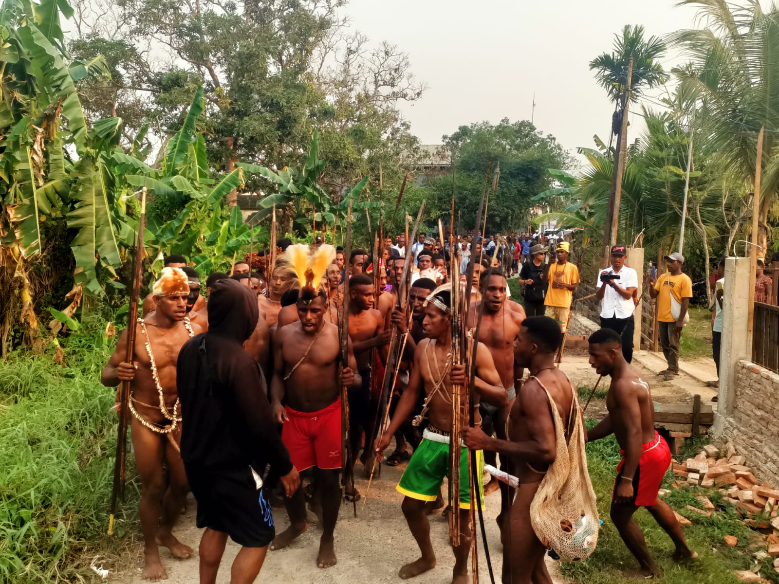 Penjemputan Romanus-Muyak oleh masyarakat Suku Korowai-Kombai tadi sore- Surya Papua/Frans Kobun