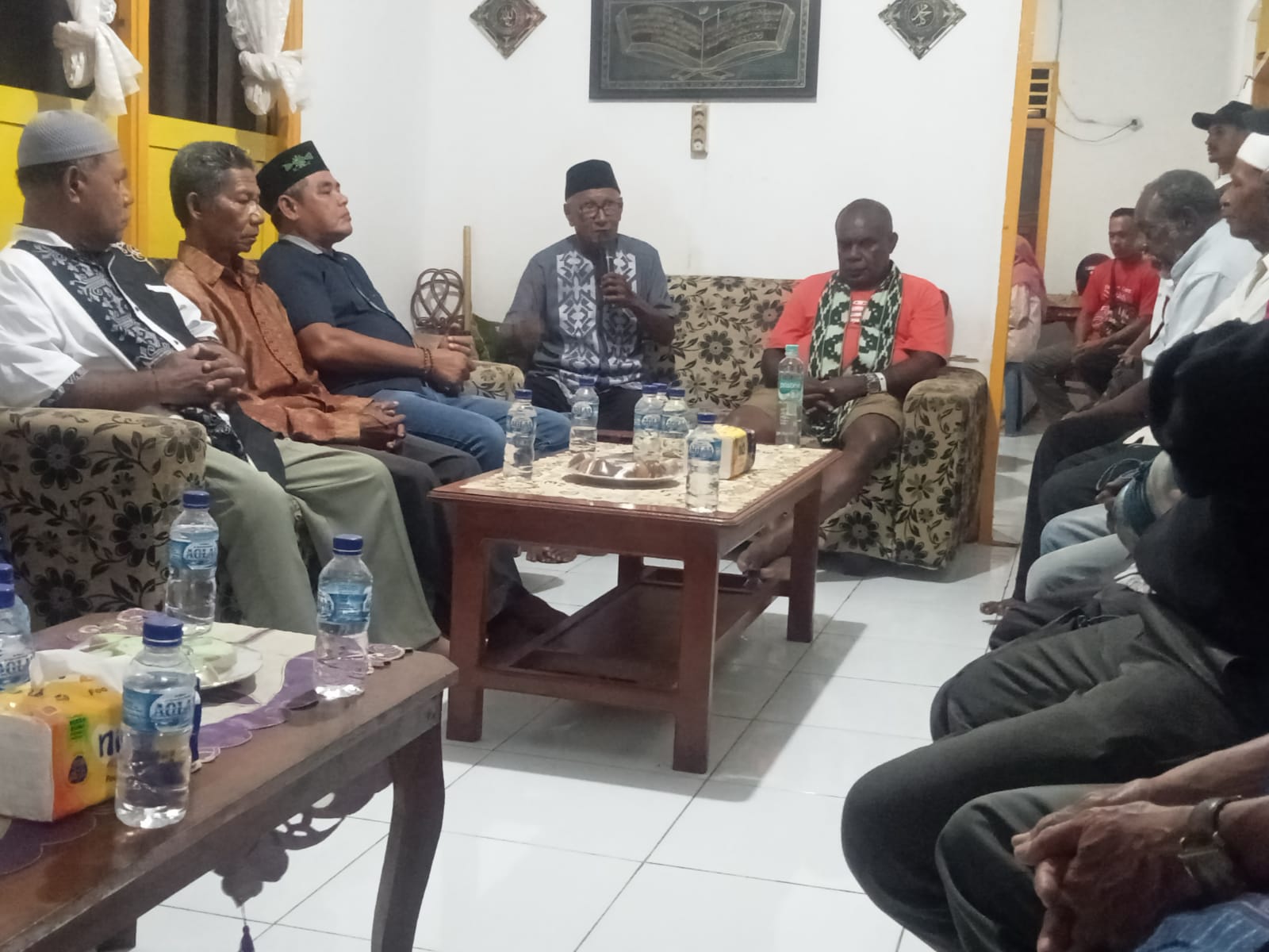 Pertemuan Bakal Calon Gubernur Paoua Selatan, Romanus Mbaraka dengan para Sesepuh Malind Muslim serta masyarakat sekitar – Surya Papua/Frans Kobun