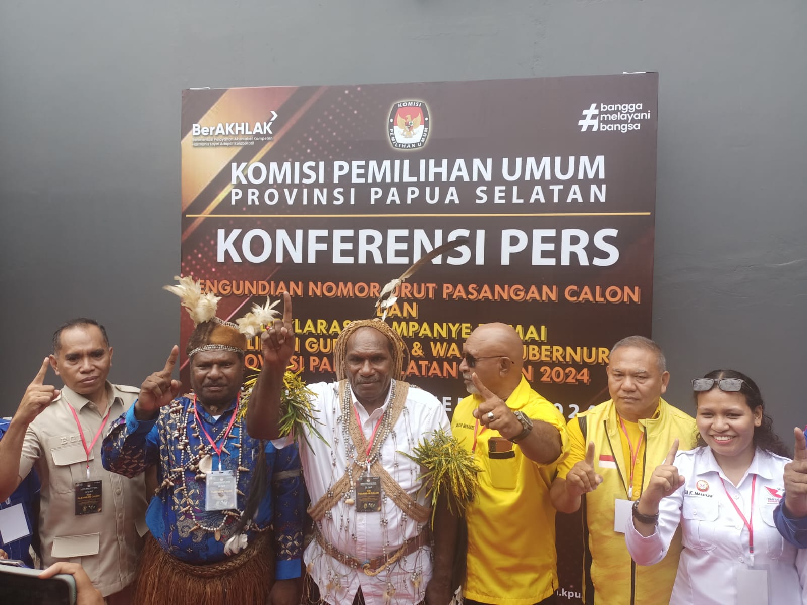 Cagub-Cawagub Papua Selatan, Darius Gewilon- Petrus Safan dengan nomor urut 1 – Surya Papua/Frans Kobun