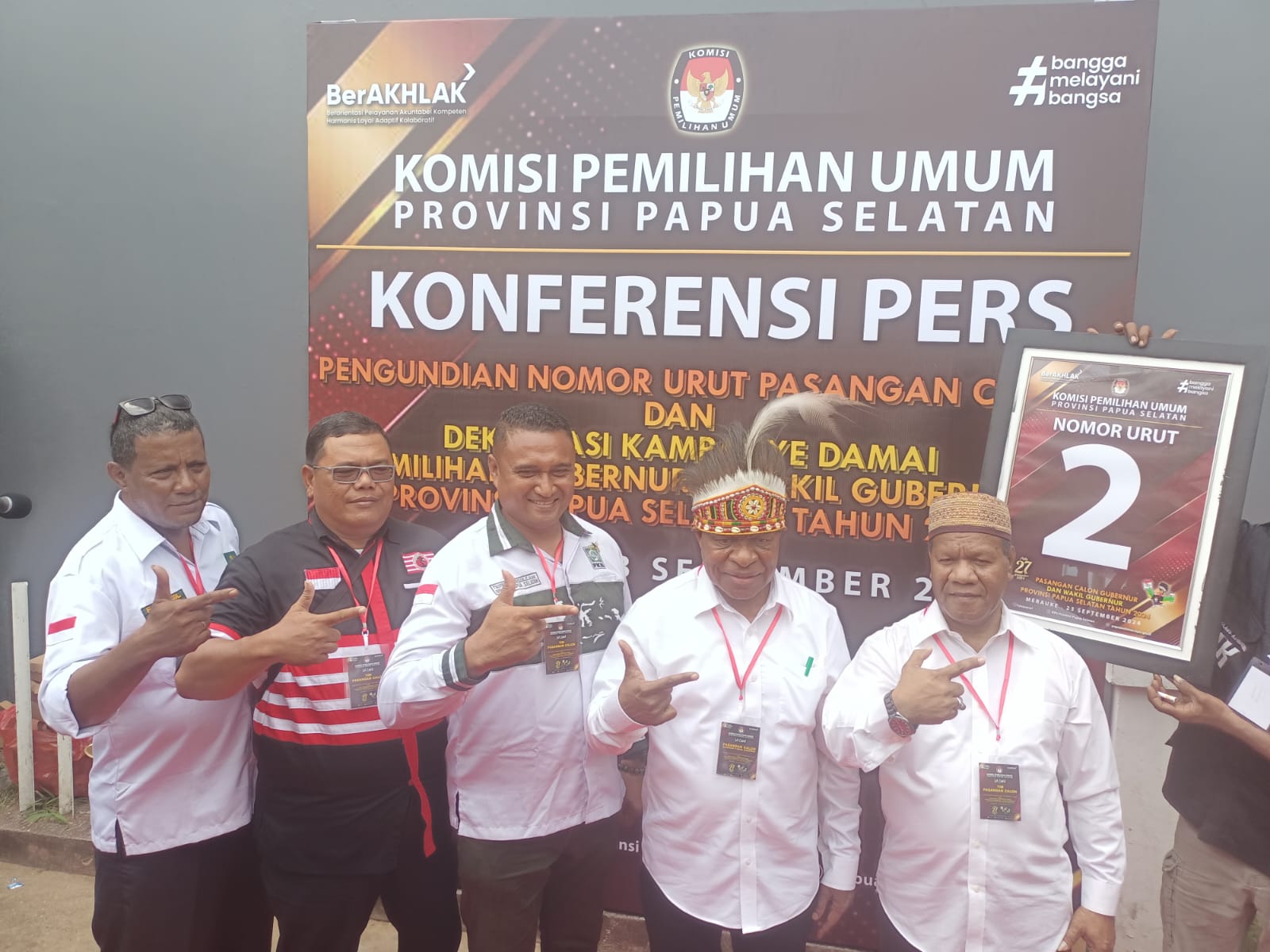 Cagub-Cawagub Papua Selatan nomor urut 2, Nikolaus Kondomo-Baidin Kuritas sedang berikan keterangan pers – Surya Papua/Frans Kobun