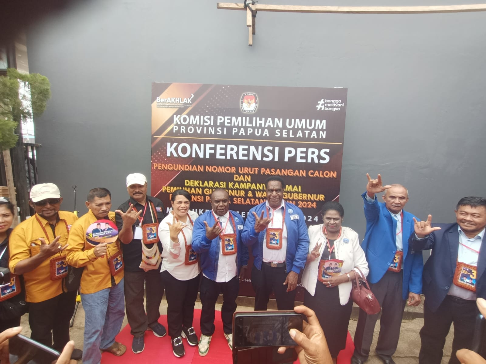 Cagub-Cawagub Papua Selatan, Romanus Mbaraka nomor 3  bersama tim pemenangan berikan keterangan pers – Surya Papua/Frans Kobun