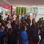 Aksi goyang emak-emak pendukung militant Romanus-Muyak sedang goyang pinggul – Surya Papua/Frans Kobun