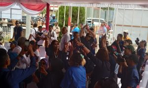 Aksi goyang emak-emak pendukung militant Romanus-Muyak sedang goyang pinggul – Surya Papua/Frans Kobun
