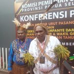 Calon Wakil Gubernur Papua Selatan, Petrus Safan(kiri) sedang foto bersama calon gubernurnya, Darius Gebze- Surya Papua/Frans Kobun