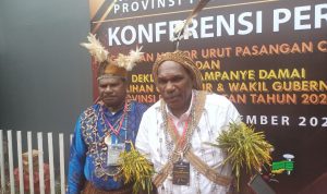 Calon Wakil Gubernur Papua Selatan, Petrus Safan(kiri) sedang foto bersama calon gubernurnya, Darius Gebze- Surya Papua/Frans Kobun