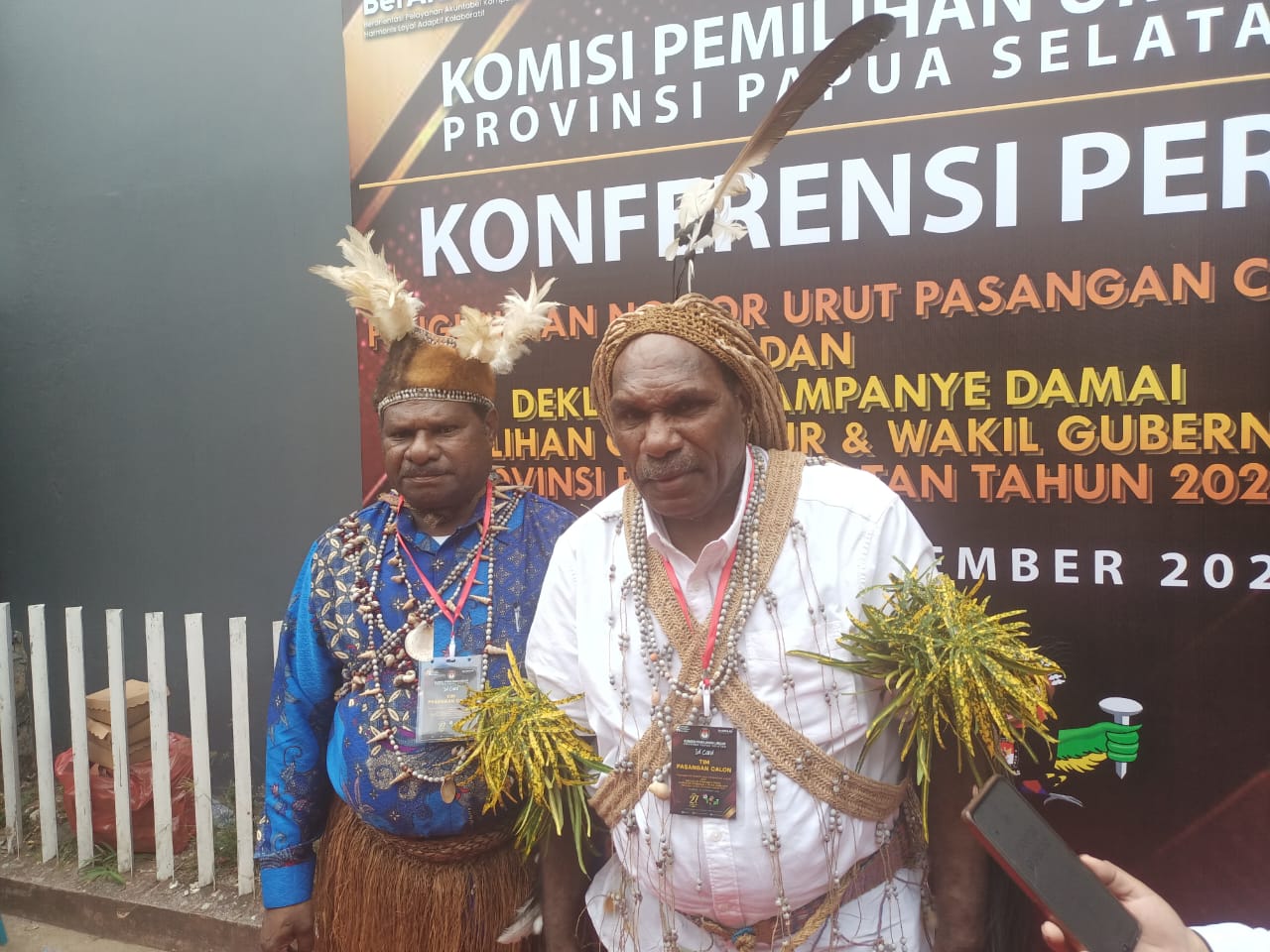 Calon Wakil Gubernur Papua Selatan, Petrus Safan(kiri) sedang foto bersama calon gubernurnya, Darius Gebze- Surya Papua/Frans Kobun