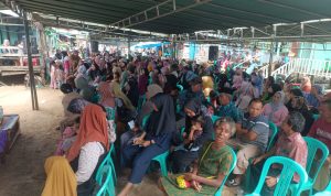Seribuan masyarakat di Lampu Satu, Kelurahan Samkai saat menghadiri pertemuan bersama Bakal Calon Gubernur-Wakil Gubernur Papua Selatan, Romanus Mbaraka-Albert Muyak – Surya Papua/Frans Kobun