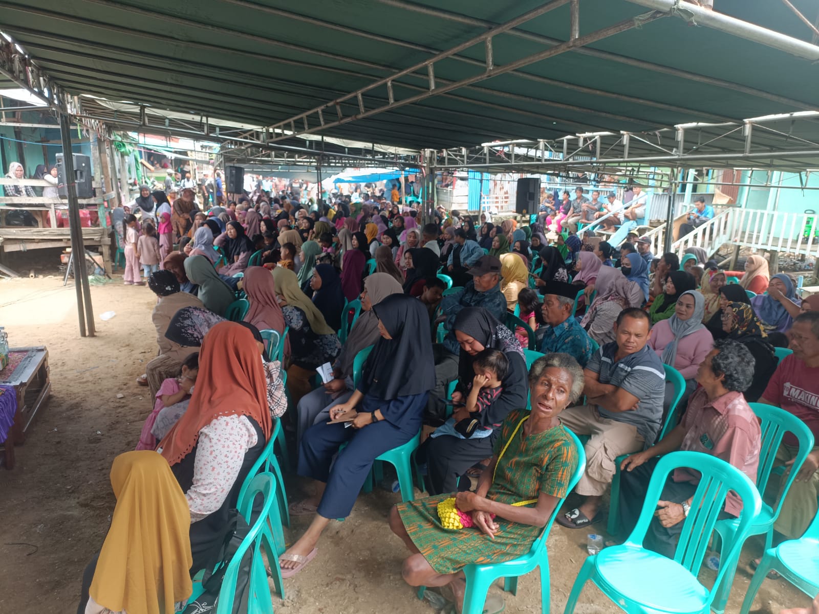 Seribuan masyarakat di Lampu Satu, Kelurahan Samkai saat menghadiri pertemuan bersama Bakal Calon Gubernur-Wakil Gubernur Papua Selatan, Romanus Mbaraka-Albert Muyak – Surya Papua/Frans Kobun