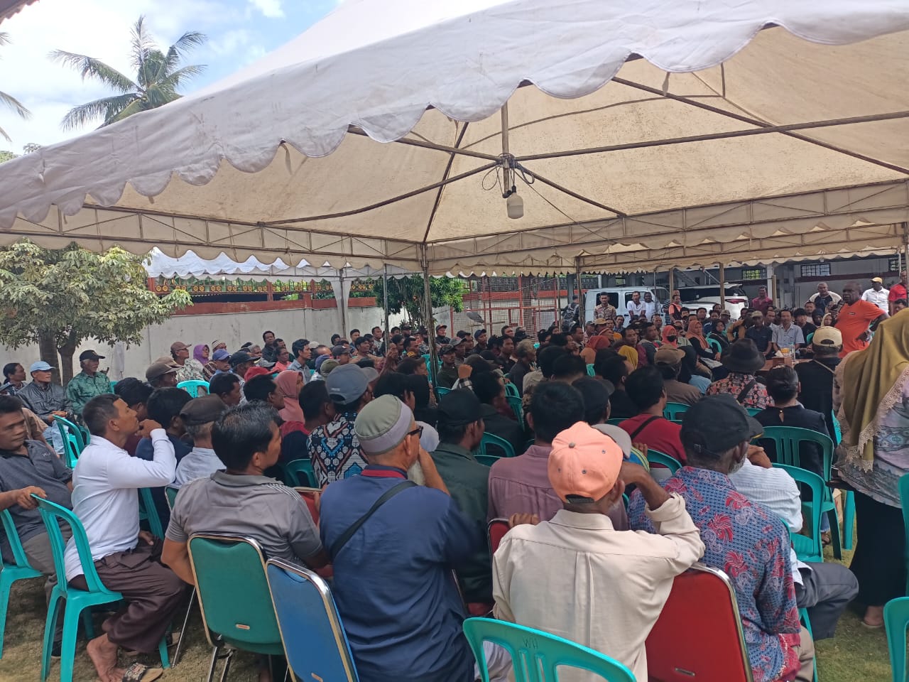 Suasana pertemuan yang dihadiri seribuan warga di  Kelurahan Samkai- Surya Papua/Frans Kobun