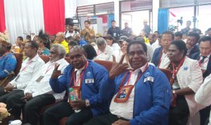 Calon Gubernur-Wakil Gubernur Papua Selatan, Ronmanus Mbaraka sedang tunjuk salam metal – Surya Papua/Frans Kobun