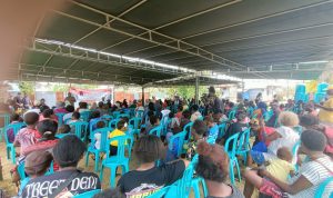 Calon Gubernur-Wakil Gubernur Papua Selatan, Romanus Mbaraka-Albert Muyak sedang pertemuan dengan ratusan masyarakat – Surya Papua/Frans Kobun