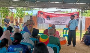 Calon Gubernur Papua Selatan, Romanus Mbaraka bersama wakilnya, Albertus Muyak sedang bicara – Surya Papua/Frans Kobun
