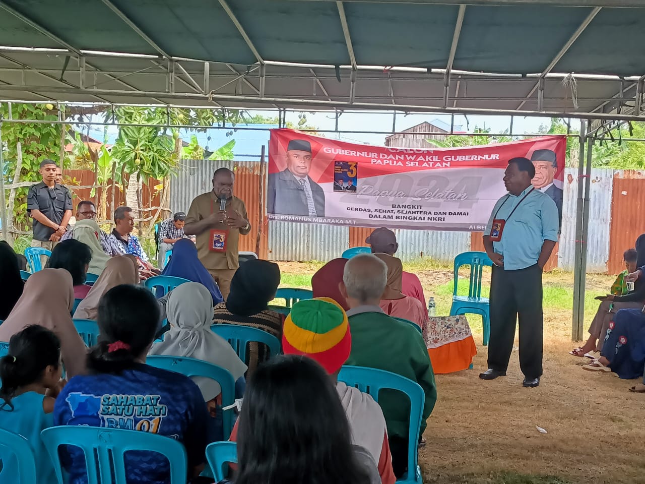 Calon Gubernur Papua Selatan, Romanus Mbaraka bersama wakilnya, Albertus Muyak sedang bicara – Surya Papua/Frans Kobun