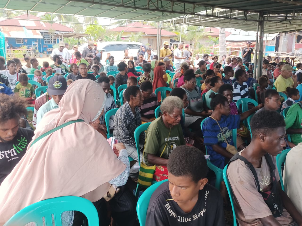 Masyarakat di Kelurahan Samkai sedang dengar arahan Calon Gubernur Papua Selatan, Romanus Mbaraka – Surya Papua/Frans Kobun