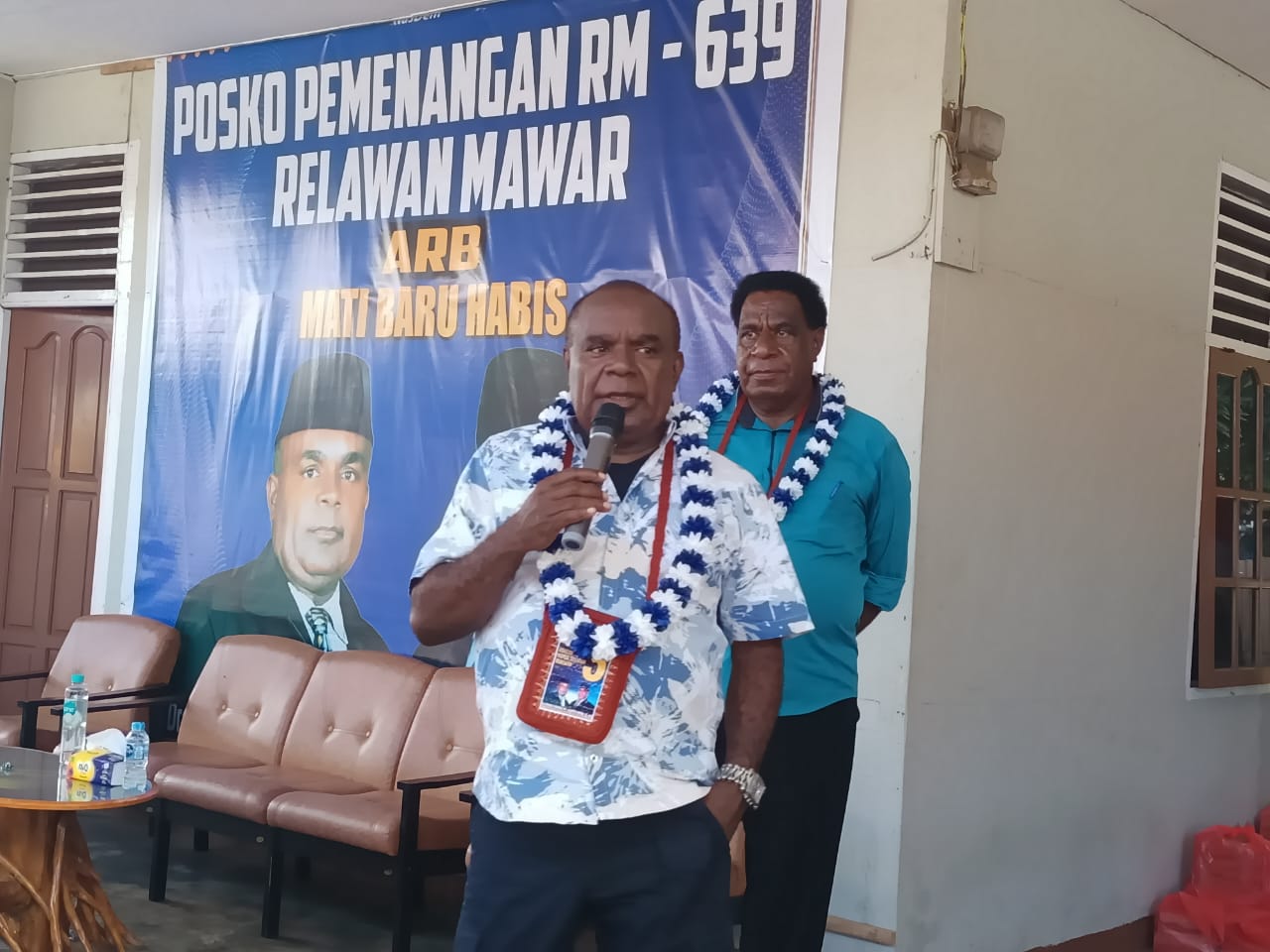 Calon Gubernur Papua Selatan, Romanus Mbaraka didampingi wakilnya, Albert Muyak sedang bicara – Surya Papua/Frans Kobun