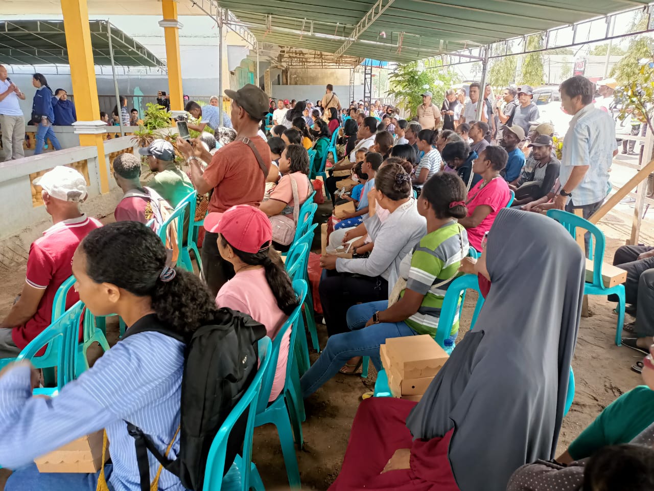 Masyarakat yang menghadiri kampanye terbatas Romanus-Muyak tadi pagi – Surya Papua/Frans Kobun