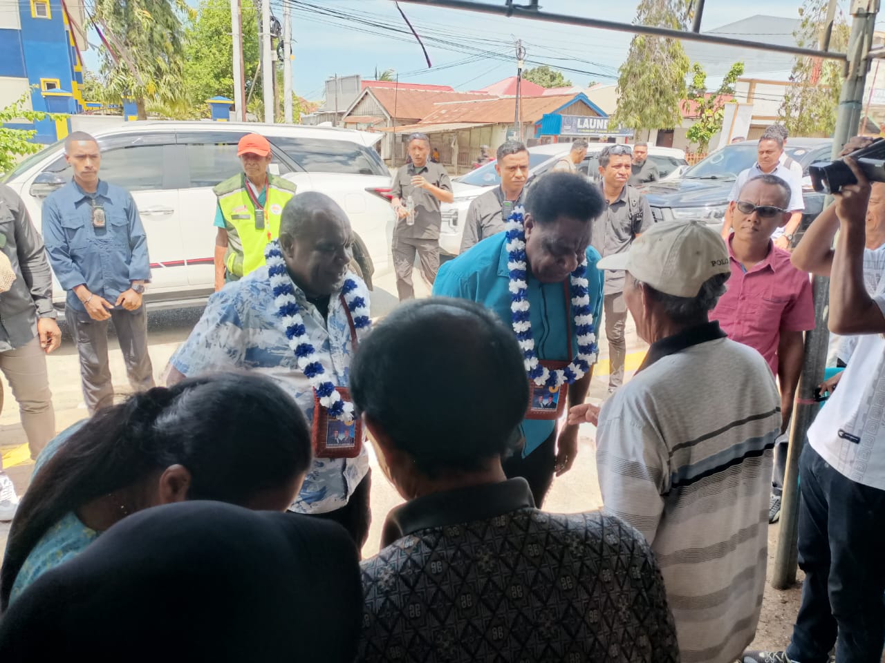 Calon Gubernur-Wakil Gubernur Papua Selatan, Ronmanus Mbaraka-Albert Muyak saat tiba di lokasi kampanye terbatas – Surya Papua/Frans Kobun