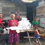 Perwakilan masyarakat Asmat di Gudang Arang menerima bantuan beras dari Bakal calon Gubernur Papua Selatan, Romanus Mbaraka – Surya Papua/Frans Kobun