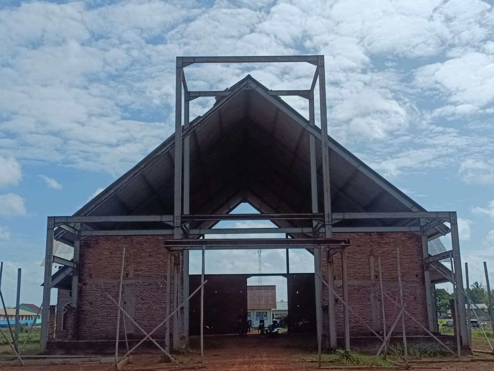 Bangunan Gereja Katolik SP-3, Distrik Tanah Miring yang belum dirampungkan – Surya Papua/Frans Kobun