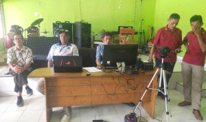 Proses perekaman e-KTP untuk warga binaan di Lapas Merauke oleh Disdukcapil Merauke – Surya Papua/Frans Kobun