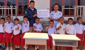 Penyerahan bantuan yang diterima oleh pertwakilan salah satu sekolah – Surya Papua/IST