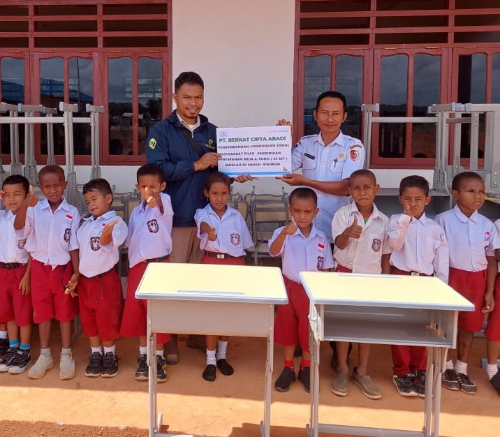 Penyerahan bantuan yang diterima oleh pertwakilan salah satu sekolah – Surya Papua/IST