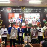 Calon Gubernur-Wakil Gubernur Papua Selatan bersama nomor urutnya sedang foto bersama dengan Ketua KPU, Theresia Mahuze bersama empat komisioner lain serta Bawaslu Provinsi Papua selatan – Surya Papua/Frans Kobun