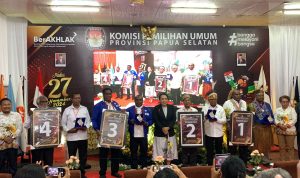 Calon Gubernur-Wakil Gubernur Papua Selatan bersama nomor urutnya sedang foto bersama dengan Ketua KPU, Theresia Mahuze bersama empat komisioner lain serta Bawaslu Provinsi Papua selatan – Surya Papua/Frans Kobun