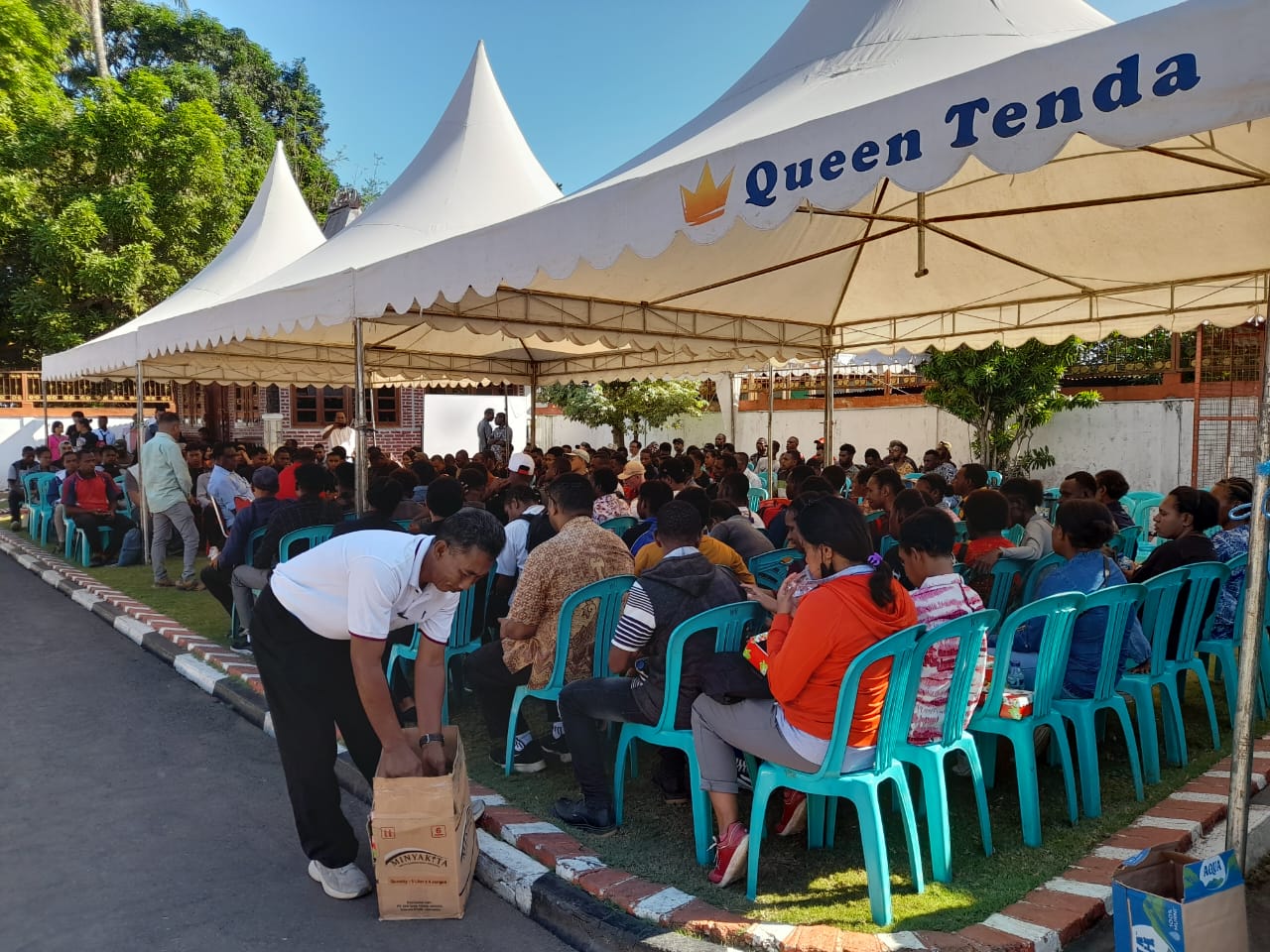 Ratusan mahasiswa sedang mendengar penjelasan Bakal Calon Gubernur Papoua Selatan, Romanus Mbaraka-Surya Papua/Frans Kobun