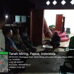 Tim Romanus Mbaraka, Rendi Talohanas sedang menemui keluarga sekaligus memberikan bantuan dana – Surya Papua/IST